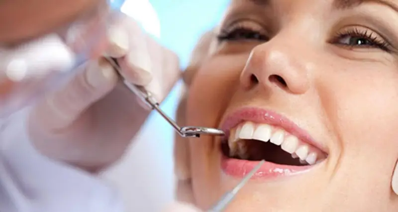 Bác sĩ tái khám chỉnh nha sau khi bọc răng sứ Cercon